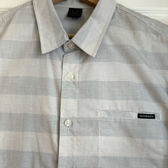 Oakley Button Down Shirt NWT - Picture 2 of 4